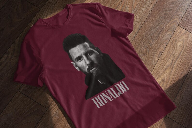 Camiseta divertida de meme de fútbol: cara de Messi, nombre de Ronaldo - Regalo para fanáticos del fútbol Maroon