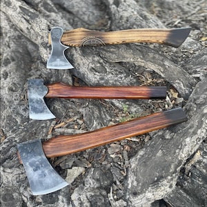 Hacha arrojadiza vikinga: acero al carbono forjado a mano, mango de madera de fresno