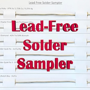 Puede incluir: Una hoja de papel blanca con el título "Lead Free Solder Sampler" y una lista de diferentes tipos de soldadura con sus composiciones. Cada tipo de soldadura está representado por una pequeña muestra de alambre.