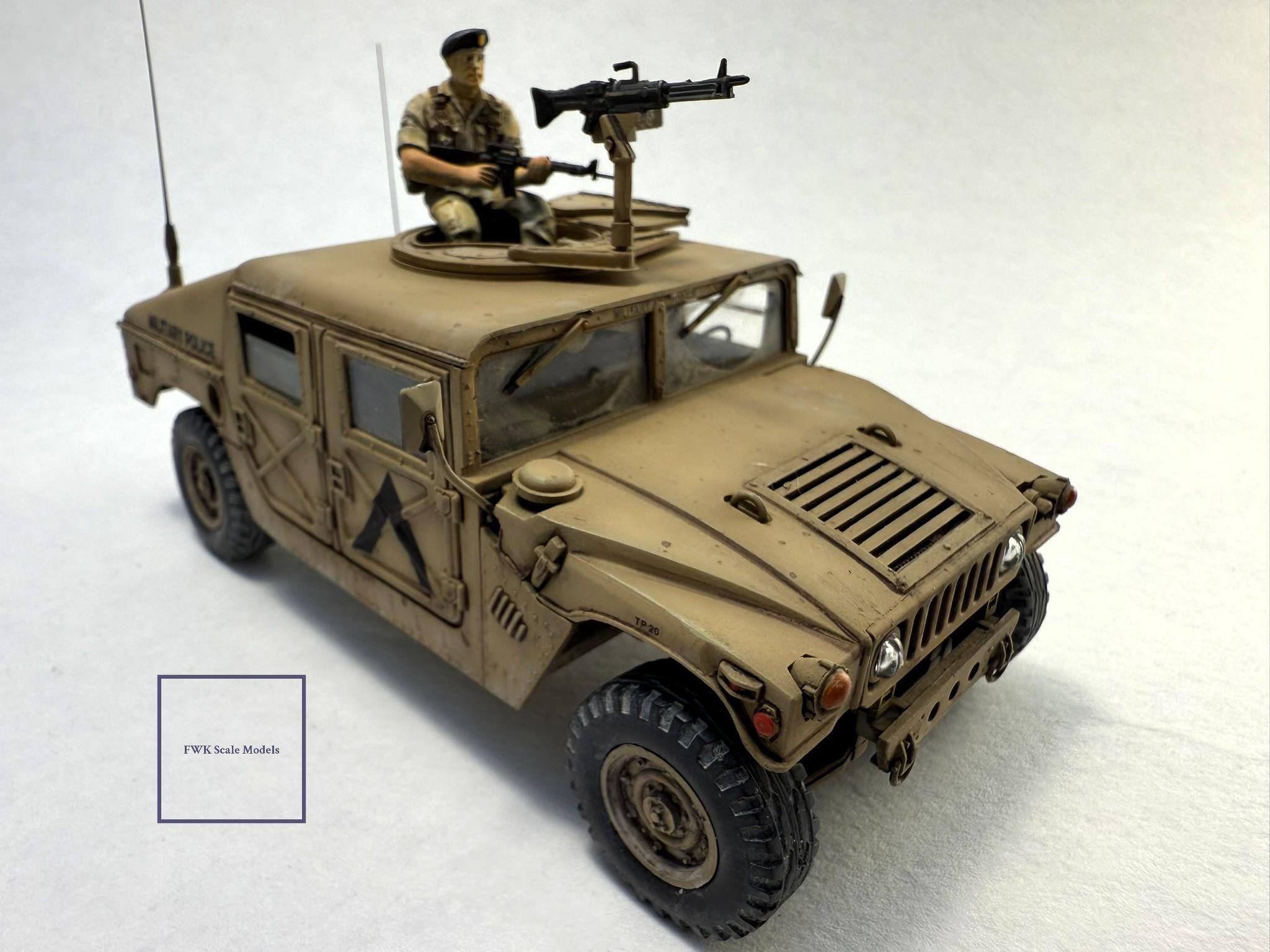M1025 ハンヴィー 武装運搬車 憲兵仕様 - 1:35 モデル - ユニークな