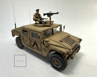 M1025 Humvee Bewapeningsvoertuig Militaire Politieversie - 1:35 Model - Uniek verzamelobject