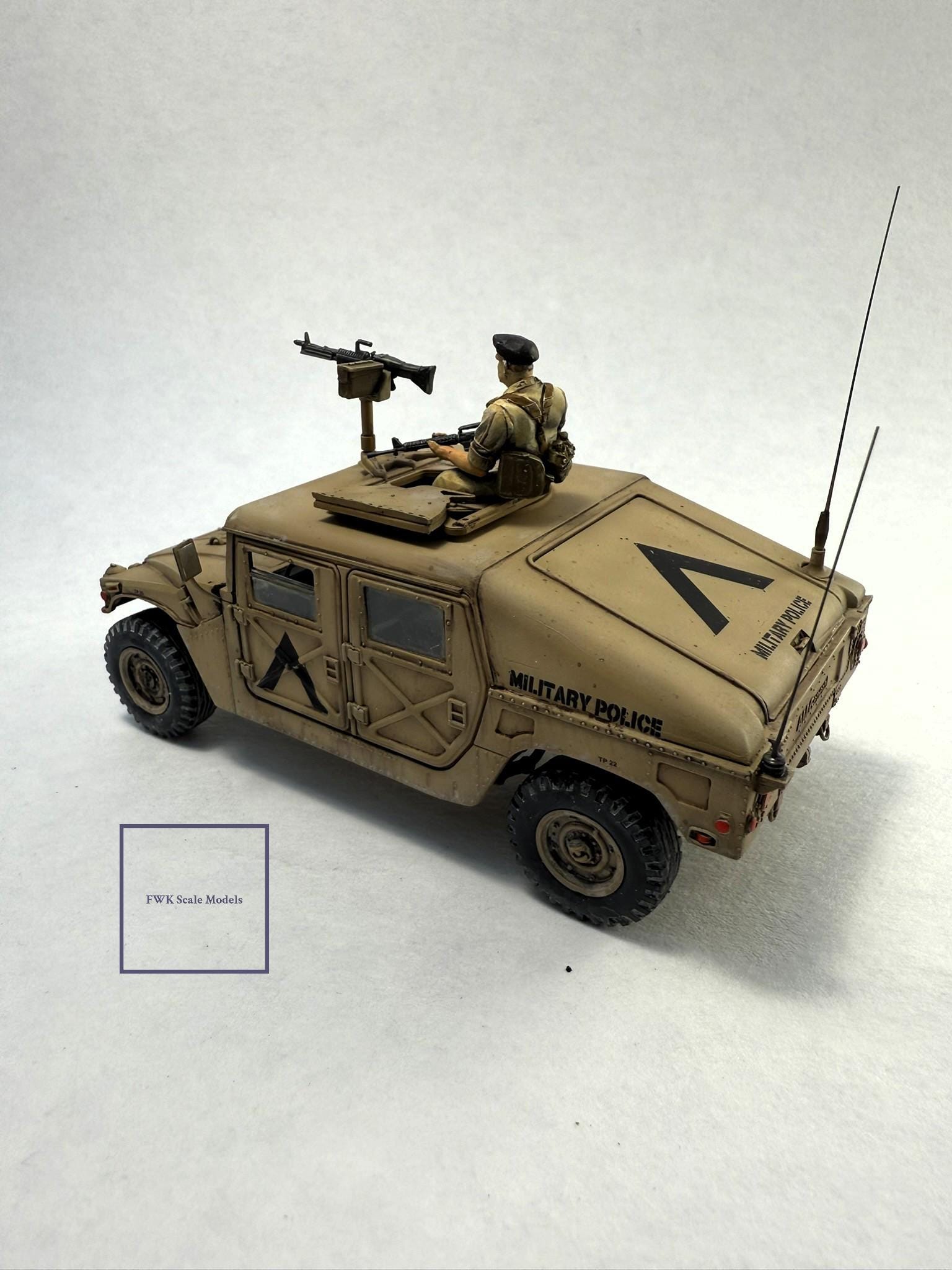 M1025 ハンヴィー 武装運搬車 憲兵仕様 - 1:35 モデル - ユニークな 