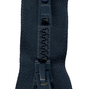 Puede incluir: Un primer plano de una cremallera azul oscuro con un tirador de metal. La cremallera está abierta y los dientes son visibles. El tirador tiene el logotipo de YKK.