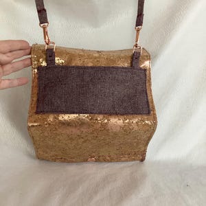 Cartera de mano de corcho en oro rosa