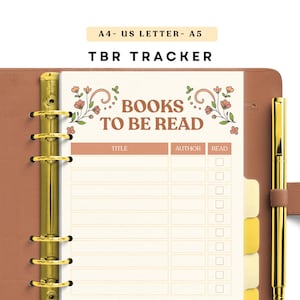 Puede incluir: Una carpeta de cuero marrón que contiene una página TBR TRACKER con opciones de tamaño A4, US LETTER y A5. La página presenta el texto BOOKS TO BE READ, columnas para título, autor y estado de lectura, e ilustraciones florales.