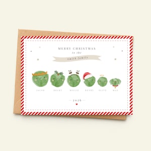 Puede incluir: Una tarjeta de felicitación navideña rectangular con un borde a rayas rojas y blancas. El texto dice MERRY CHRISTMAS to the Smith family 2026. Muestra ilustraciones de cinco coles de Bruselas y un perro, cada uno con nombres y accesorios.
