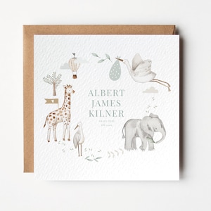 Puede incluir: Tarjeta de anuncio de nacimiento con una ilustración en acuarela. El diseño presenta una jirafa, una cigüeña, un elefante y un globo aerostático. La tarjeta incluye el nombre "ALBERT JAMES KILNER" y la fecha 01.01.2024.