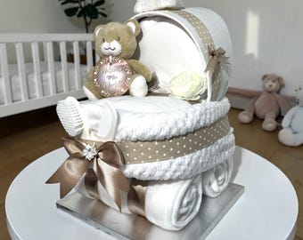 Tarta de pañales para bebé en tonos neutros marrón y blanco, ideal como regalo para cochecito, cesta de regalo hecha a mano para recién nacidos o centro de mesa para baby shower.