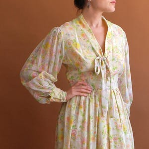 Roupão floral vintage dos anos 60 e 70/vestido longo de voile de algodão com manga balão dos anos 60/tamanho pequeno