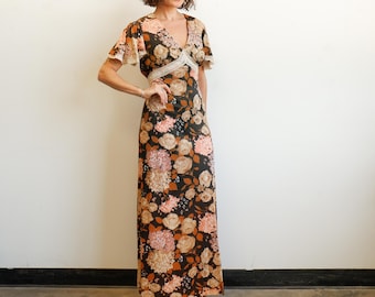Vestido largo vintage de los años 70 de nailon con estampado floral, mangas con volantes y detalles de ganchillo / Talla mediana-grande