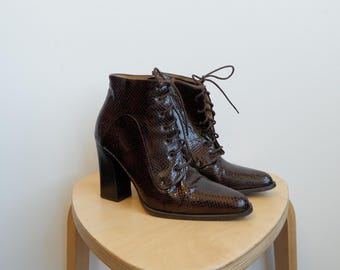 size 6/ Vintage 90s Brown Leather Lace Up Ankle Boots