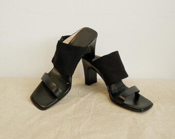 Zapatos de tacón Ferragamo vintage de piel negra con puntera abierta / Talla 7.5