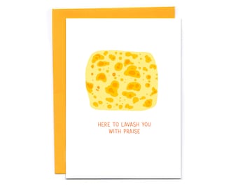 Aquí para bendecirte con elogios - tarjeta de felicitaciones divertida - graduación - juego de palabras con pan