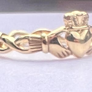 Petite Claddagh-ring: 14k goud op sterlingzilver, Keltisch geweven met een prachtige eenvoudige geknoopte band.
