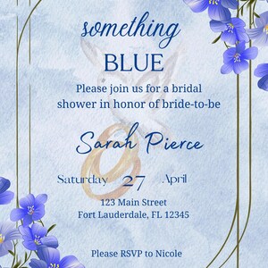 Puede incluir: Una invitación de ducha nupcial azul y dorada con un fondo de acuarela y flores azules. La invitación dice "something BLUE" e incluye el nombre de la novia, la fecha y la ubicación de la ducha.