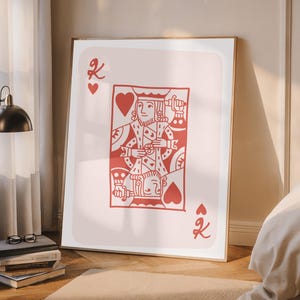 Arte murale retrò King of Hearts – Decorazione stampabile alla moda in nero e beige, perfetta per lo stile del carrello bar, il tema delle carte da gioco o l'accento della camera da letto
