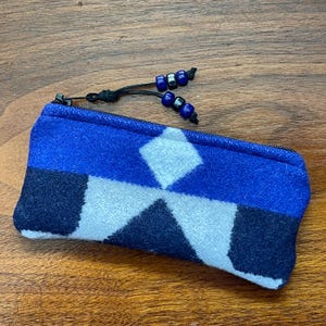 Assorbente in lana/Custodia per lettori - Custodia con cerniera Tessuto di lana Pendleton lavorato a mano geometrico blu e nero del sud-ovest