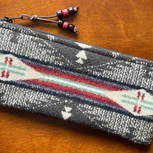 Custodia per occhiali in lana / Custodia per assorbenti / Custodia con cerniera Marrone Mini Spirit of the People (A) Tessuto artigianale Pendleton Woolen Mills
