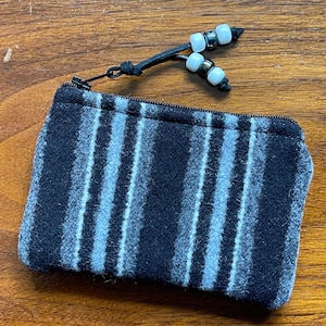 Monedero de lana / Cordón para teléfono / Portatarjetas de regalo / Estuche con cremallera XL Rayas de sarape negras y grises Tejido artesanal de Pendleton Woolen Mill