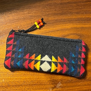 Custodia per occhiali in lana / Custodia per assorbenti / Custodia con cerniera Nero e arcobaleno geometrico (A) Tessuto artigianale Pendleton Woolen Mills