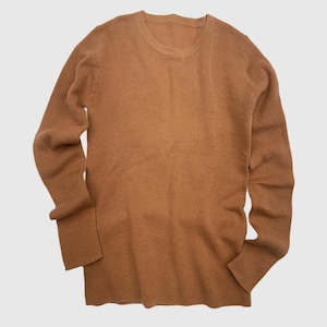 Puede incluir: Un suéter marrón de manga larga con cuello redondo.