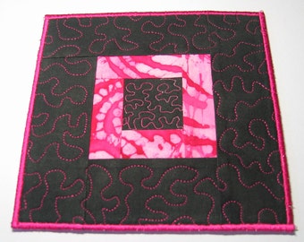 Black and pink plate mat