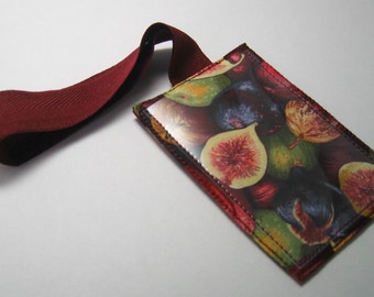 Fig luggage tag with burgundy strap