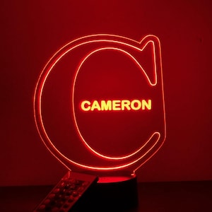 Lámpara de mesa LED con luz nocturna, letras del alfabeto, decoración de habitación, regalo personalizado grabado GRATIS, cumpleaños, Navidad, incluye base iluminada con control remoto