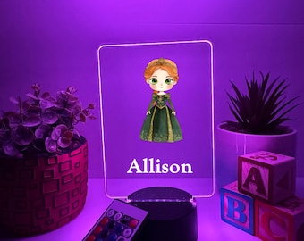 Könnte beinhalten: Personalisiertes LED-Nachtlicht mit einer Cartoon-Illustration einer Figur in einem grünen und goldenen Kleid. Der Name "Allison" wird darunter angezeigt. Eine Fernbedienung ist enthalten.