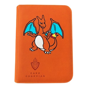 Pode incluir: Pasta de cartão laranja com uma ilustração de Charizard, asas azuis e barriga branca. A pasta tem o texto "CARD GUARDIAN" e um logotipo de escudo. Projetada para guardar cartas colecionáveis.