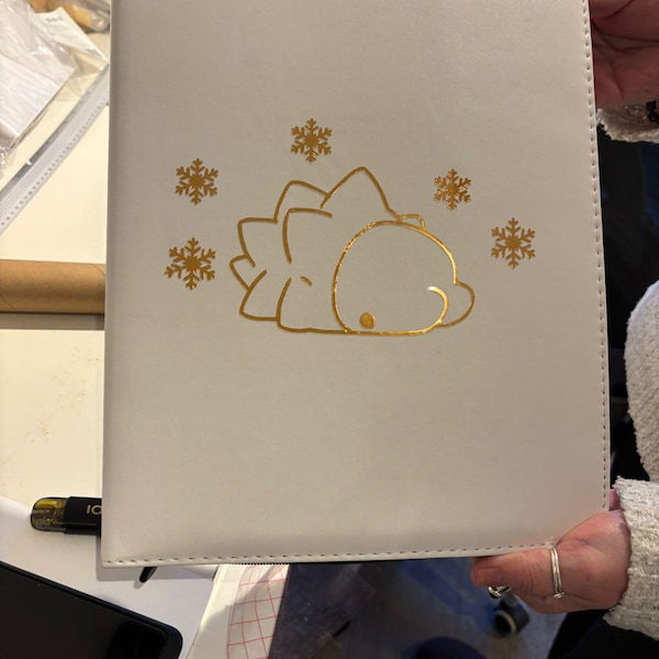 Carpeta de cartas con cremallera – Diseño dorado de Snom – Carpeta de cartas Pokémon de 9 compartimentos – Carpeta TCG de cuero sintético blanco