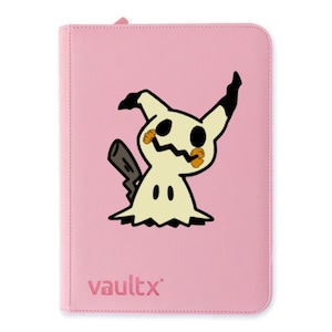 Peut inclure: Un classeur zippé rose clair avec une illustration du personnage Mimikyu au centre. Le personnage est de couleur crème avec des détails noirs, une bouche en zigzag et des joues orange. La marque vaultx est imprimée en rose en bas.