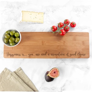 Käsebrett aus Bambus mit graviertem Motiv, Glück ist... Du, Ich und ein Berg aus gutem Käse, ein romantisches Valentinstagsgeschenk für Käseliebhaber