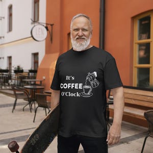 Grappig koffieshirt, T-shirt met comfortkleuren voor koffieliefhebbers, trendy T-shirt met graphic, Coffee Addict cadeau voor hem, T-shirt It's Coffee O'Clock