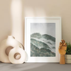 Dipinto ad acquerello originale, paesaggio della foresta di nebbia, pittura di pini, montagna, arte murale impressionista, arredamento per la casa, tendenza moda nordica