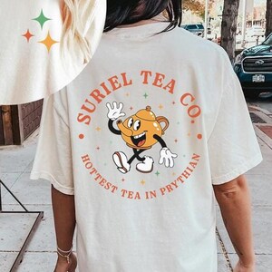 Suriel Tea Co Shirt, Ein Gericht der Dornen und Rosen Shirt, Acotar Velaris Shirt, Das Nachtgericht Shirt, Stadt des Sternenlichts, Bücherwurm Tee