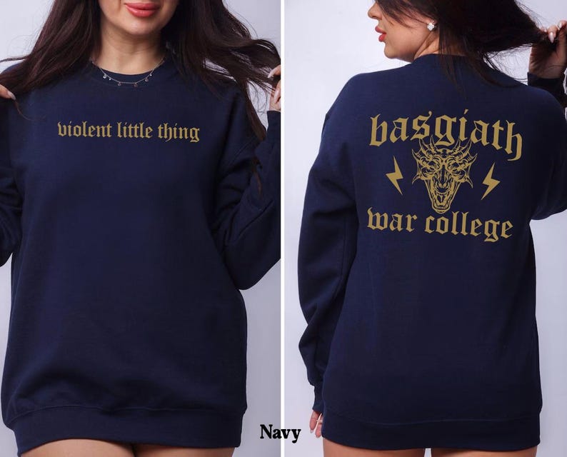Pode incluir: Camisola azul marinho com um gr&aacute;fico de drag&atilde;o dourado e o texto "basgiath war college" nas costas. A frente da camisola tem o texto "violent little thing" em dourado.