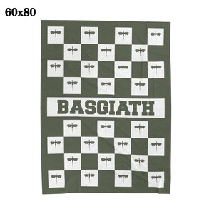 K&ouml;nnte beinhalten: Eine gr&uuml;ne Tagesdecke mit einem karierten Muster mit wei&szlig;en Libellen. Die Decke hat das Wort "BASQUIAT" in wei&szlig;en Buchstaben in der Mitte aufgedruckt.