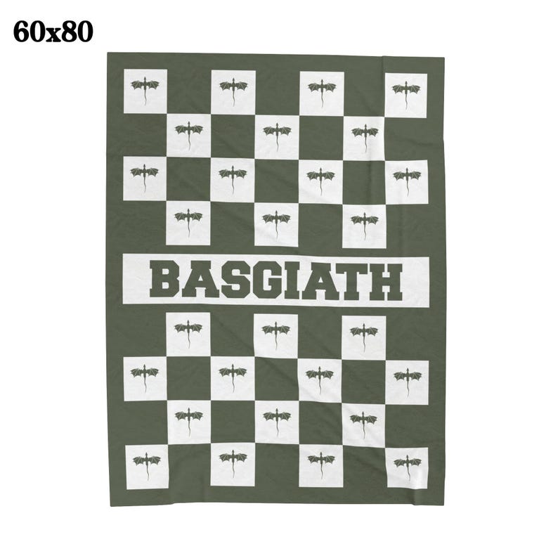 K&ouml;nnte beinhalten: Eine gr&uuml;ne Tagesdecke mit einem karierten Muster mit wei&szlig;en Libellen. Die Decke hat das Wort "BASQUIAT" in wei&szlig;en Buchstaben in der Mitte aufgedruckt.