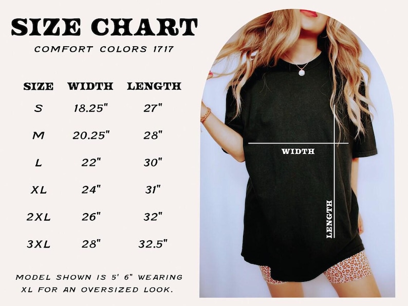 Pu&ograve; includere: Tabella delle taglie per una t-shirt con misure in pollici. La tabella mostra la larghezza e la lunghezza della t-shirt nelle taglie S, M, L, XL, 2XL e 3XL. La modella indossa una taglia XL per un look oversize.