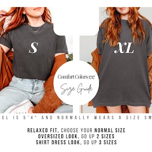 Pu&ograve; includere: Due modelli indossano una maglietta nera con le lettere "S" e "XL" stampate su di essa. Il testo "Comfort Colors 1717" e "Size Guide" &egrave; stampato sull'immagine. Il testo "MODEL IS 5'4" AND NORMALLY WEARS A SIZE SMALL" &egrave; stampato sull'immagine. Il testo "RELAXED FIT, CHOOSE YOUR NORMAL SIZE" &egrave; stampato sull'immagine. Il testo "OVERSIZED LOOK, GO UP 2 SIZES" &egrave; stampato sull'immagine. Il testo "SHIRT DRESS LOOK, GO UP 3 SIZES" &egrave; stampato sull'immagine.