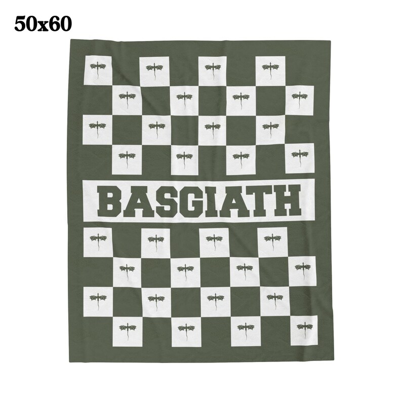 K&ouml;nnte beinhalten: Eine gr&uuml;ne Wolldecke mit einem karierten Muster, das Libellen-Silhouetten zeigt. Die Decke tr&auml;gt den Schriftzug "BASGIATH" in wei&szlig;en Buchstaben.