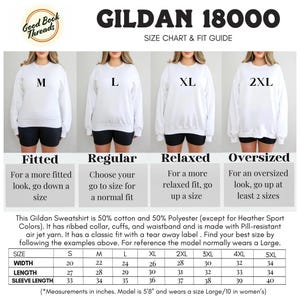 Pode incluir: Tabela de tamanhos para sweatshirts Gildan 18000, mostrando diferentes op&ccedil;&otilde;es de caimento: ajustado, regular, folgado e oversized. A tabela inclui medidas em polegadas para largura, comprimento e comprimento da manga para os tamanhos S a 5XL.