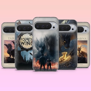 Könnte beinhalten: Eine Auswahl an Handyhüllen mit Fantasy-Kunst. Jede Hülle zeigt ein Drachen-Design mit dem Text "FOURTH WING" und anderem Text. Die Hüllen haben ein klares, schützendes Design.