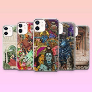 Op de afbeelding: Set van zes kleurrijke telefoonhoesjes met afbeeldingen van hindoeïstische goden en andere religieuze beelden. De hoesjes zijn gemaakt van helder plastic en hebben verschillende ontwerpen, waaronder een tempel, een stier en een groep goden en godinnen.