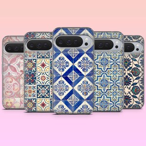 Peut inclure: Cinq coques de téléphone avec des motifs inspirés des carreaux de faïence. Les motifs sont bleus, rouges, jaunes et blancs. Chaque coque a une découpe pour l'appareil photo et une finition brillante.