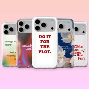Könnte beinhalten: Fünf Handyhüllen mit verschiedenen Designs und Texten. Eine Hülle zeigt "DO IT FOR THE PLOT". Andere Hüllen haben Sätze wie "change is scary" und "Girls just want to have fun."
