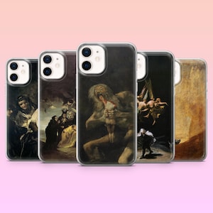 Puede incluir: Conjunto de cinco fundas para teléfono con diferentes imágenes artísticas. Las fundas son transparentes y muestran las imágenes a través del plástico. Las imágenes son todas en un estilo similar, con un fondo oscuro y una figura central. Una funda presenta una figura con una lengua larga, otra presenta una figura con alas y otra presenta una figura con una corona.