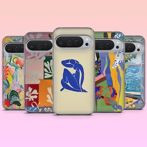 Può includere: Una collezione di custodie per telefoni con colorati disegni di arte astratta. Le custodie presentano vari stili artistici, tra cui una figura blu su sfondo crema e altre con arte floreale e figurativa. Le custodie sono esposte su uno sfondo rosa.