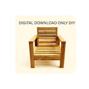 Puede incluir: Una silla de madera de color marrón claro con respaldo y asiento de listones, con reposabrazos y patas cuadradas gruesas. El texto DIGITAL DOWNLOAD ONLY DIY está impreso en negro sobre la silla, indicando que es un plan de proyecto.